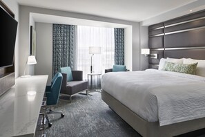 Premium bedding, in-room safe, desk, laptop workspace - Courtyard by Marriott Washington Downtown/Convention Center (Washington)