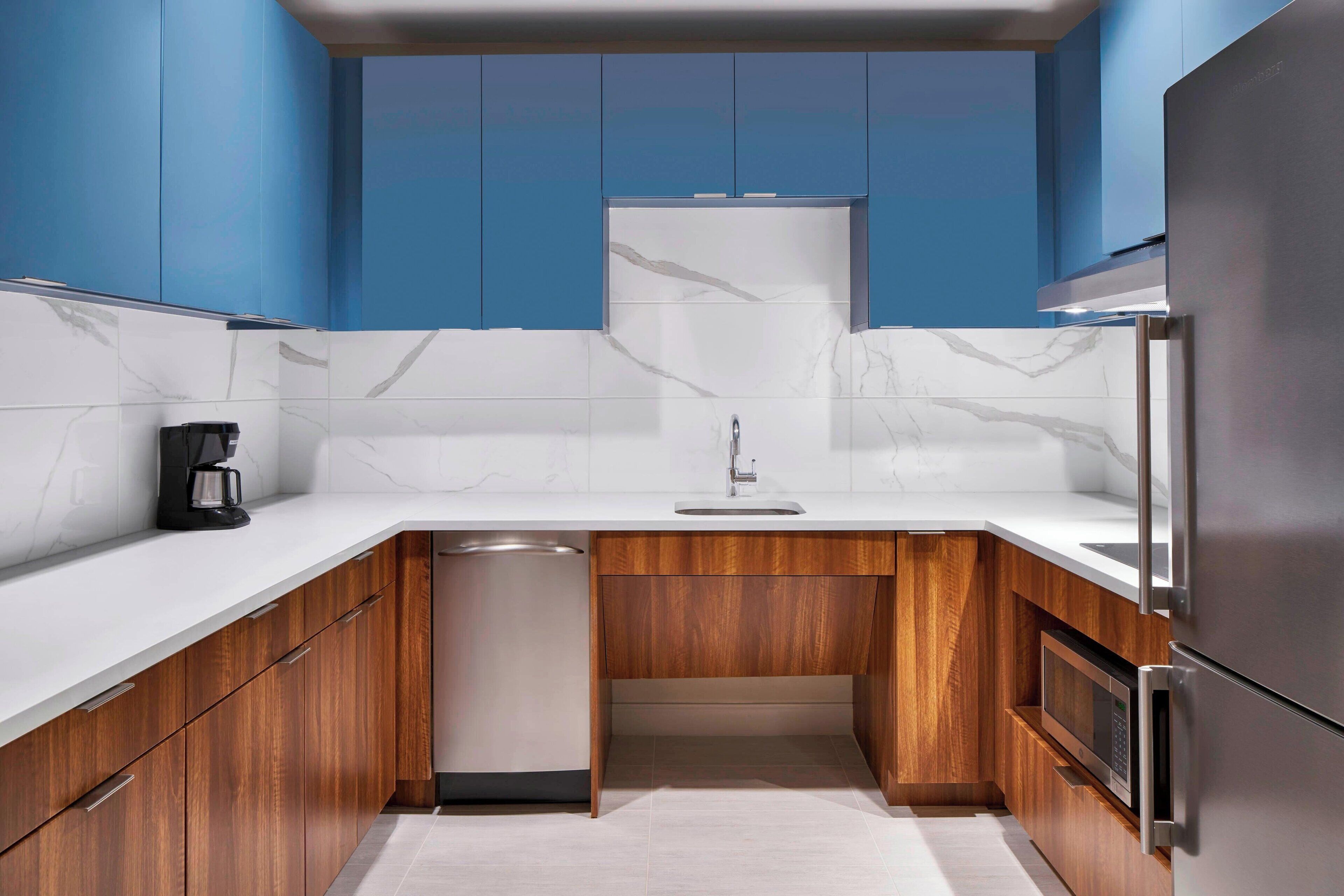 full-sized fridge, stovetop, dishwasher, coffee/tea maker