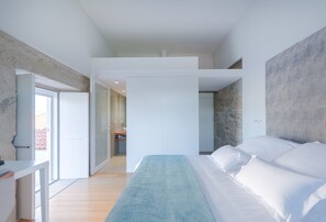 高級寝具、羽毛の掛け布団、低反発ベッド、デスク