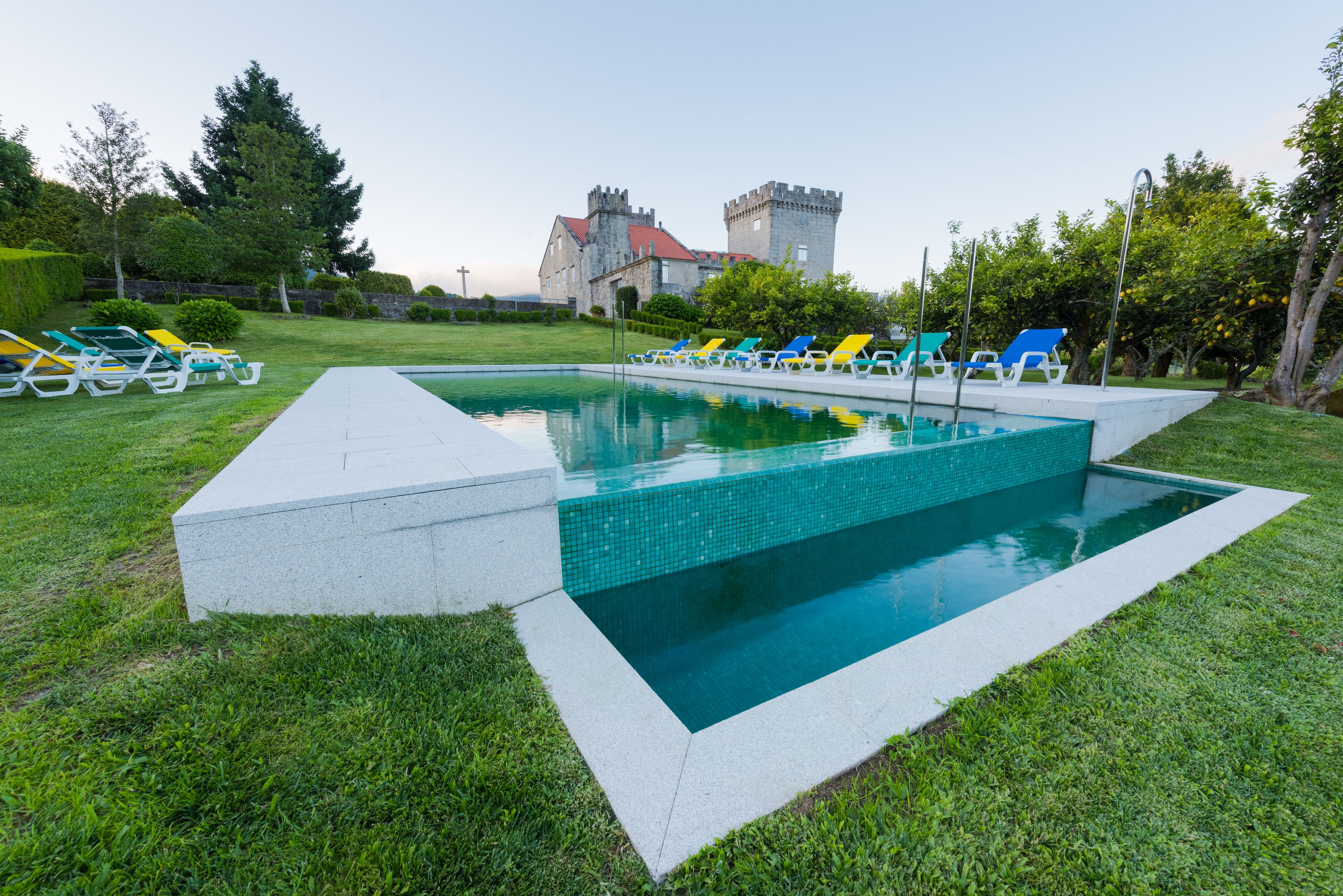 Piscina externa sazonal, guarda-sóis, espreguiçadeiras