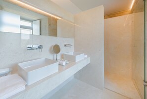 Gratis toiletartikelen, een haardroger, handdoeken