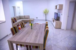 Fridge, microwave, oven, cookware/dishes/utensils - James Persia Piece (Accra)