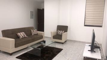 Apartamento conforto, 2 quartos | Sala de estar | TV de tela plana