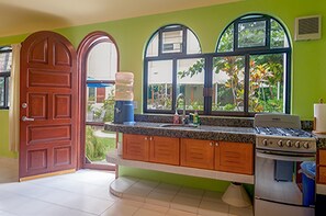 Standard-Apartment, 1 Schlafzimmer, Küche, Poolseite | Eigene Küche | Kühlschrank, Mikrowelle, Ofen, Herdplatte