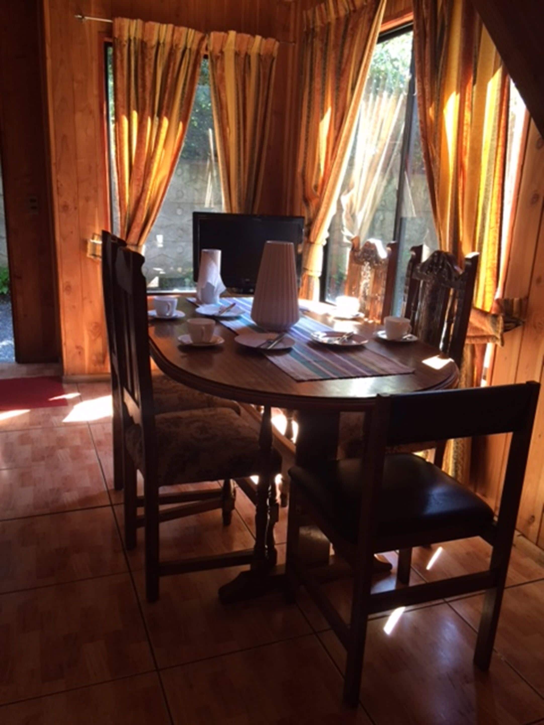 Cabin, 3 Bedrooms, Private Bathroom | Room service - dining