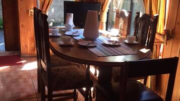 Cabin, 3 Bedrooms, Private Bathroom | Room service - dining