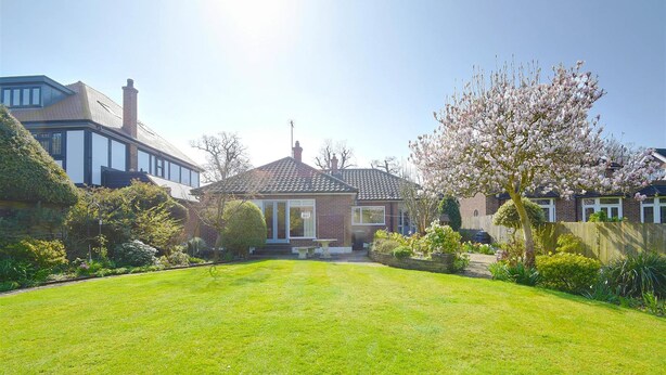 Exterior - Claresholm (Barnet)