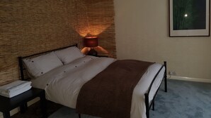 1 bedroom, premium bedding, iron/ironing board - Claresholm (Barnet)