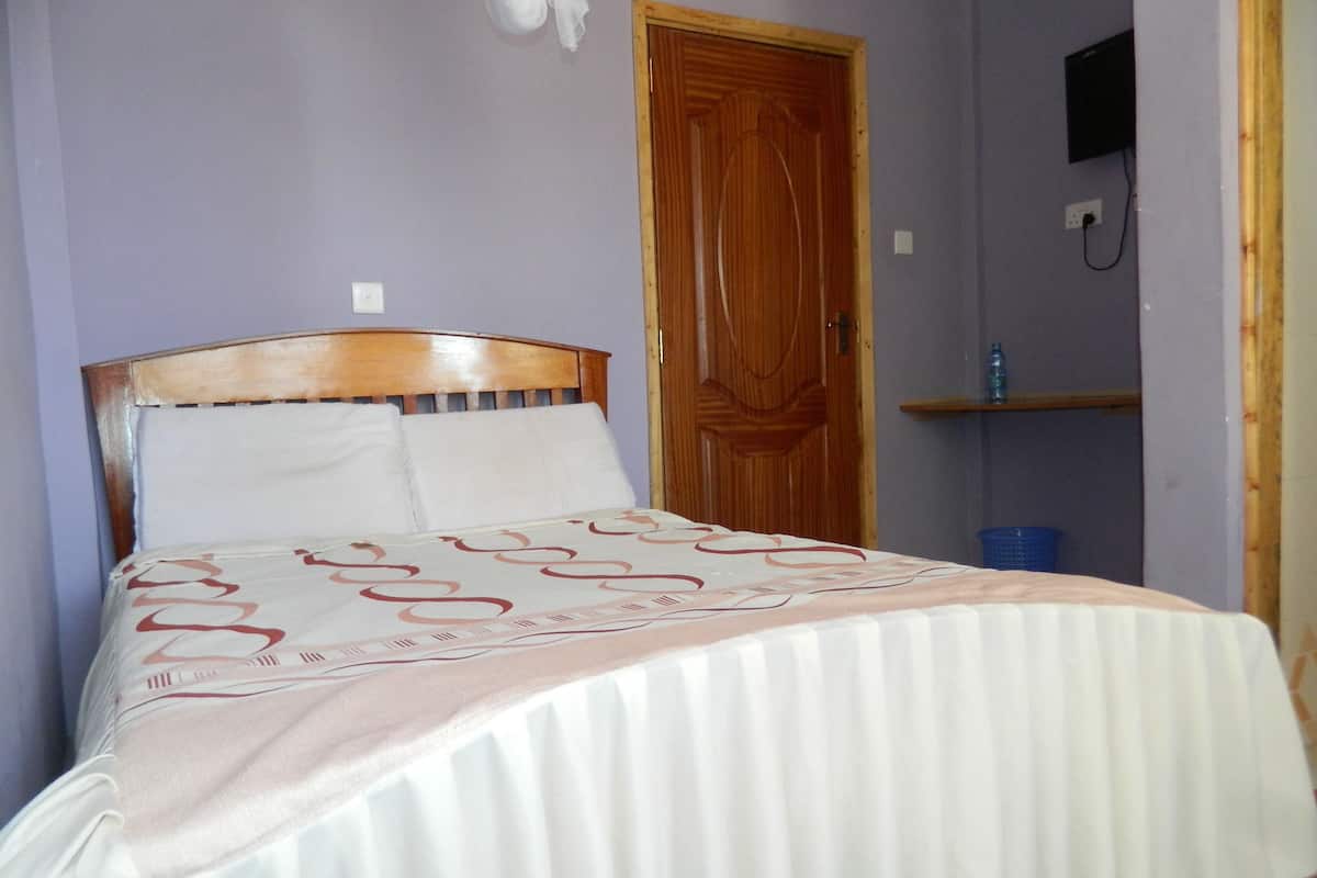 Premium bedding, desk, WiFi (free), bed sheets