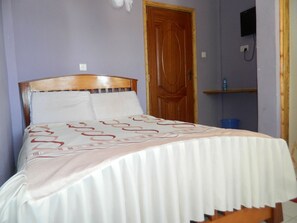 Hochwertige Bettwaren, Schreibtisch, kostenloses WLAN, Bettwäsche