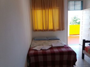 Quarto casal básico, várias camas, para não fumantes | 3 quartos, roupa de cama