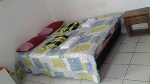 基础四人房, 多张床, 无烟房 | 3 多间卧室、床单