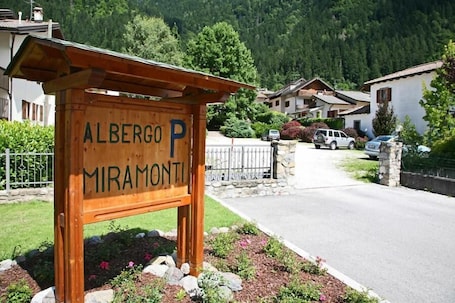 Exterior. Albergo Miramonti