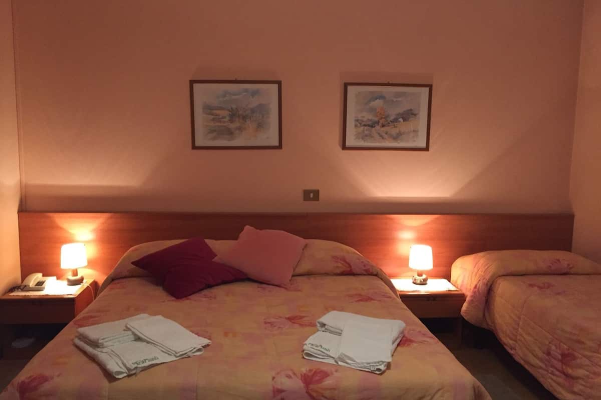 triple room | 1 bedroom, in-room safe, desk, free wifi