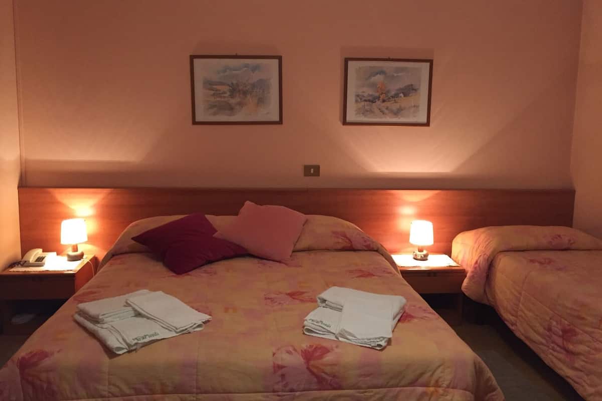 Triple Room | In-room safe, desk, free WiFi, bed sheets