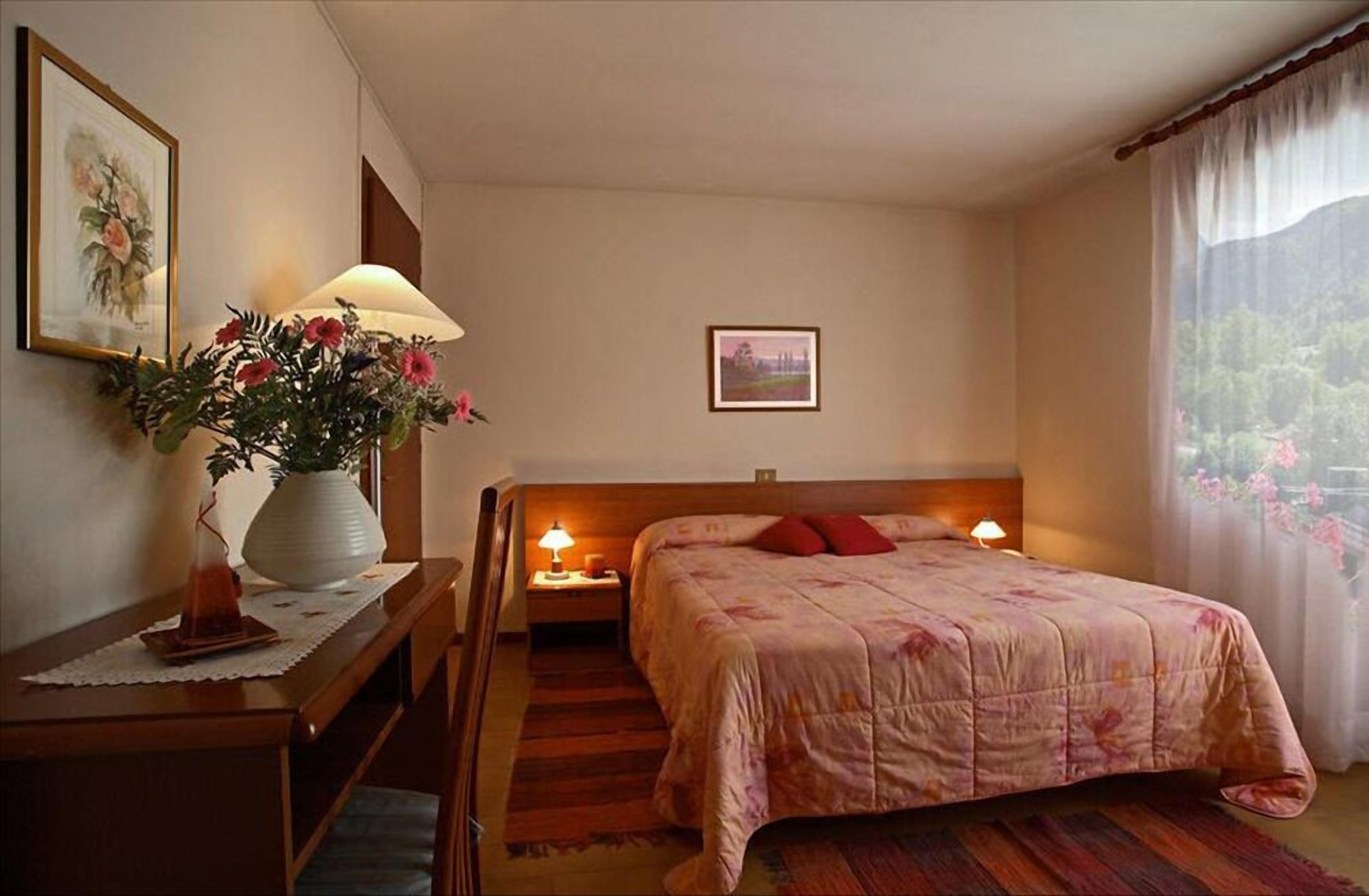 standard double room, 1 double bed, non smoking | 1 bedroom, in-room safe, desk, free wifi