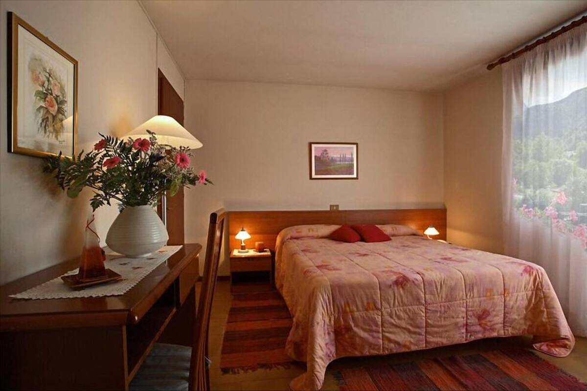 standard double room, 1 double bed, non smoking | 1 bedroom, in-room safe, desk, free wifi