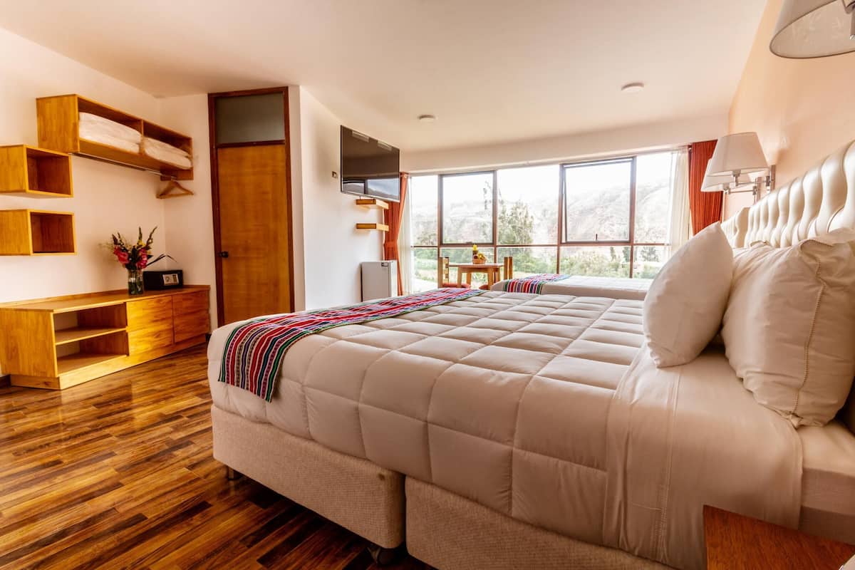 1 bedroom, Egyptian cotton sheets, premium bedding, down comforters