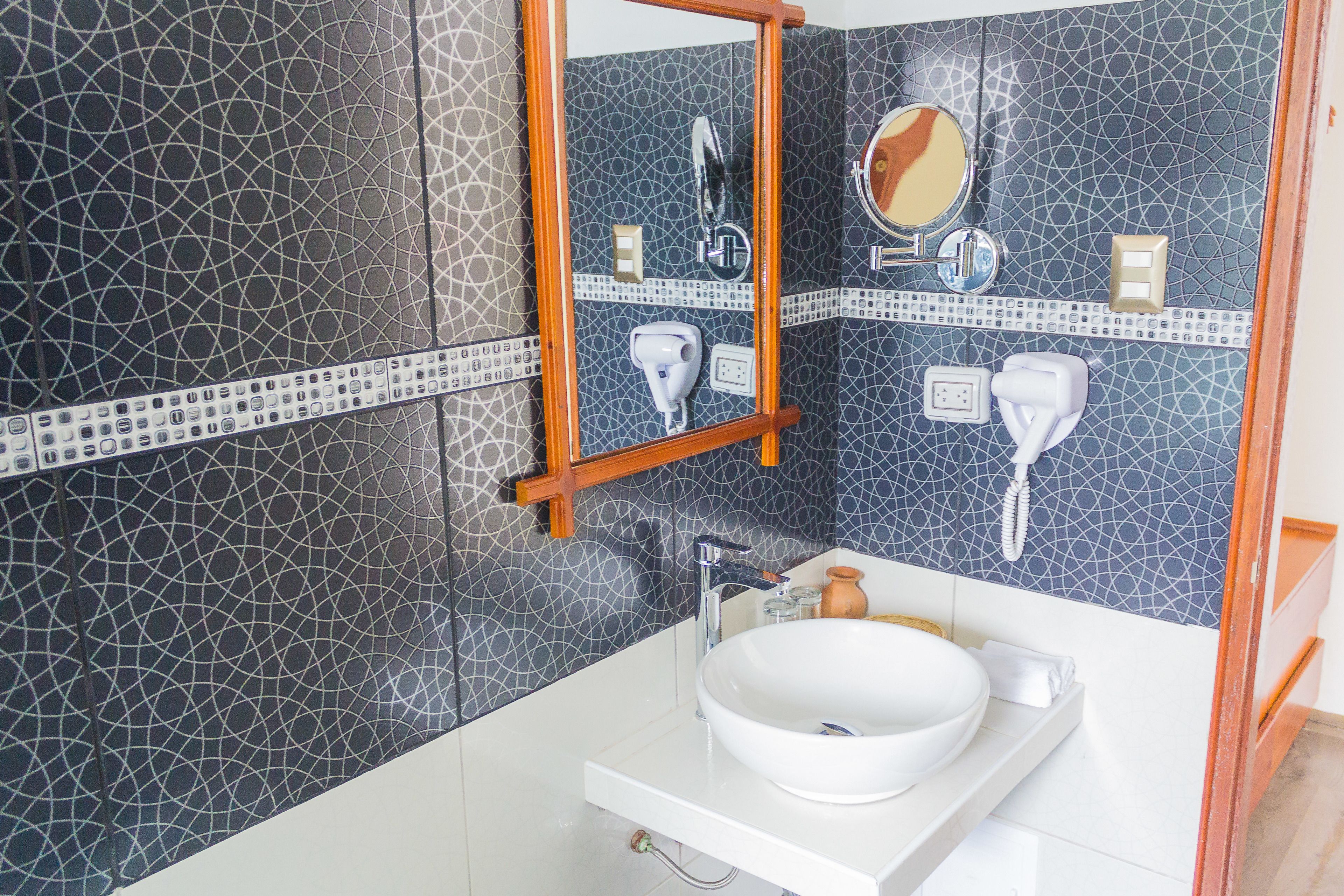 shower, rainfall showerhead, free toiletries, hair dryer