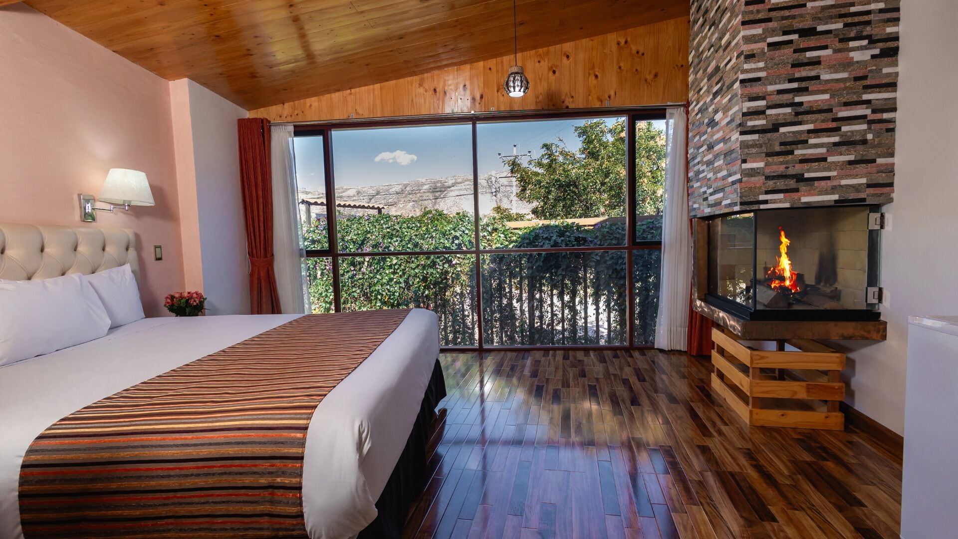 Chambre, vue montagne (Suite vista a la montaña con chimenea)