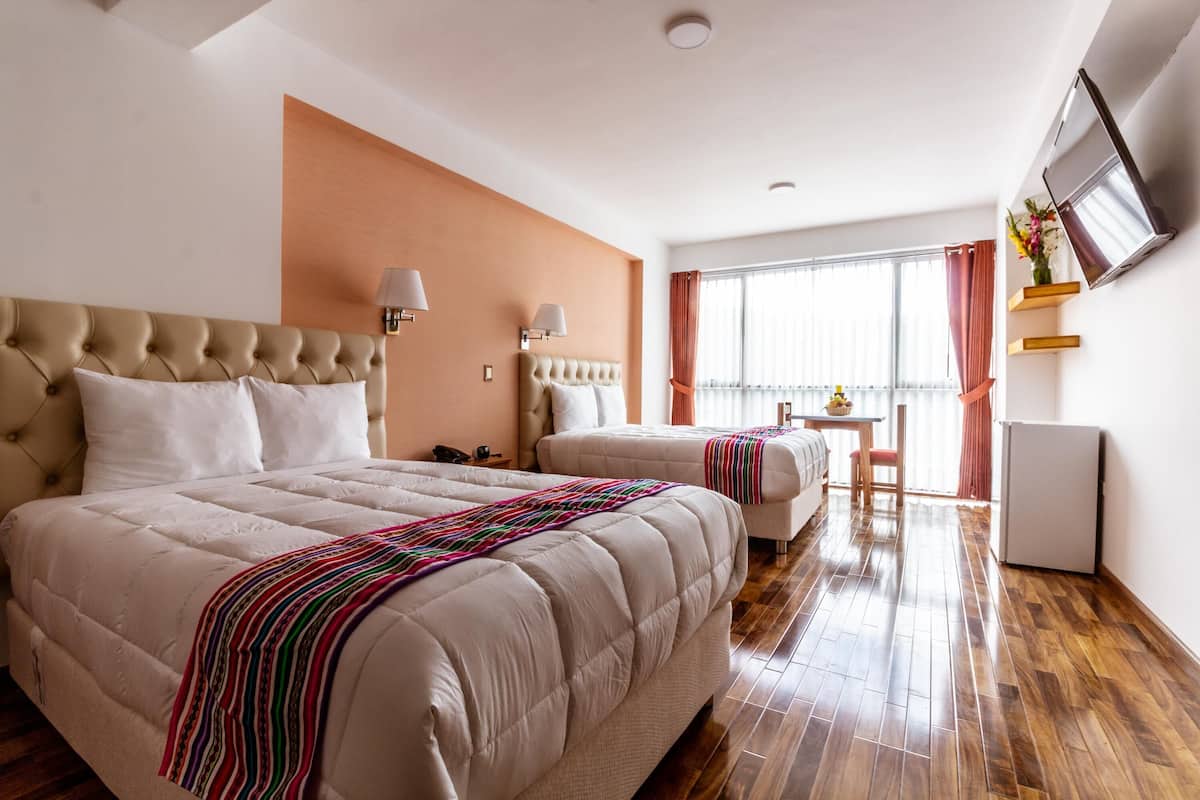 1 bedroom, Egyptian cotton sheets, premium bedding, down comforters