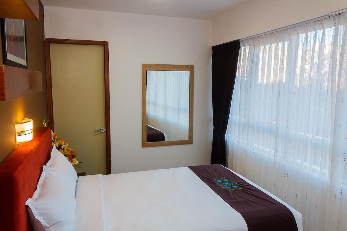 1 bedroom, Egyptian cotton sheets, premium bedding, down comforters