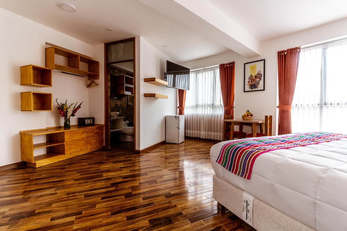 1 bedroom, Egyptian cotton sheets, premium bedding, down comforters