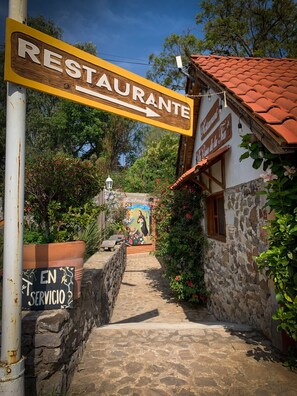 Petit déjeuner, déjeuner et dîner servis sur place