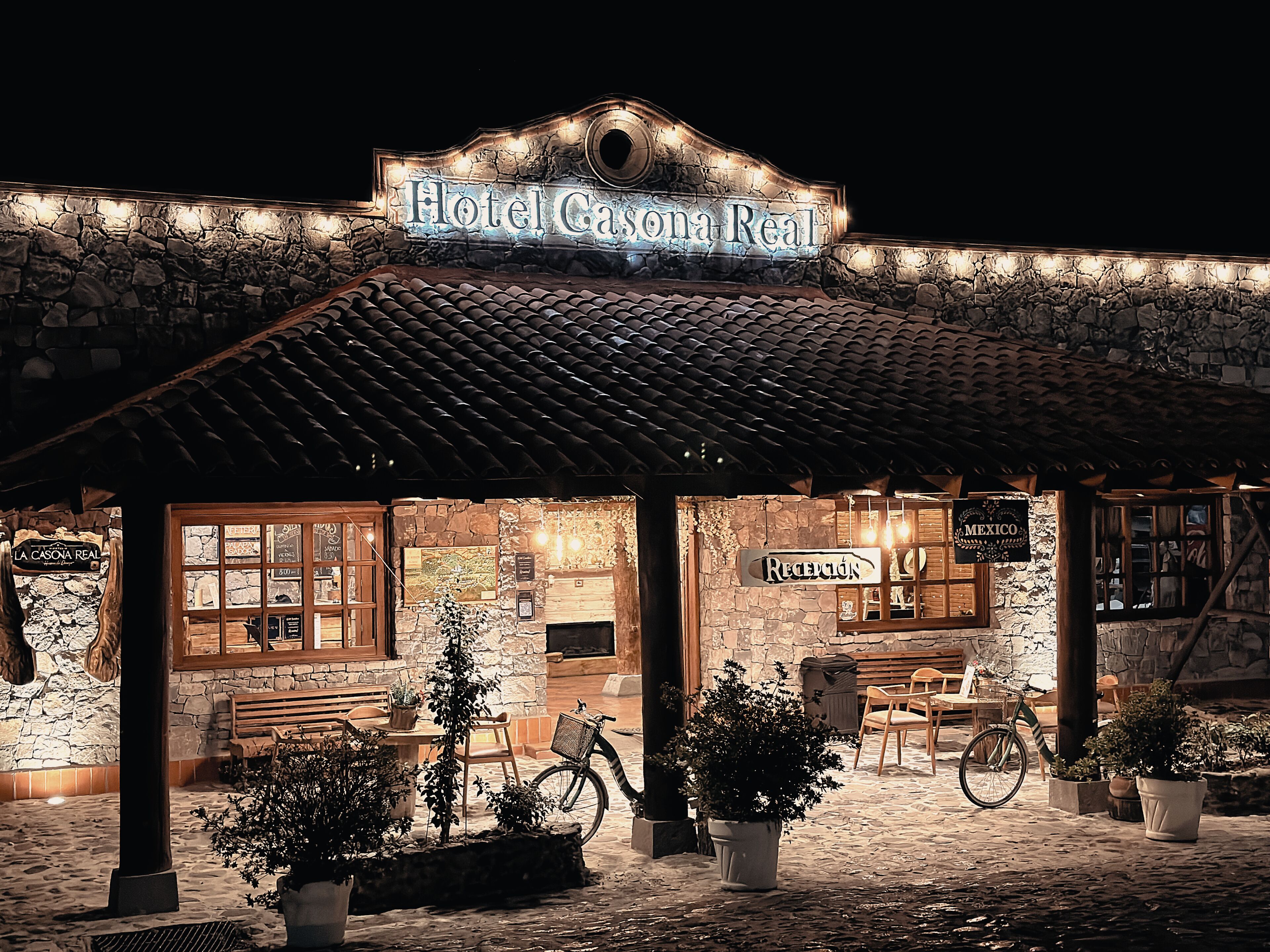 供应早餐、午餐和晚餐