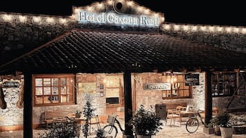 Breakfast, lunch and dinner served