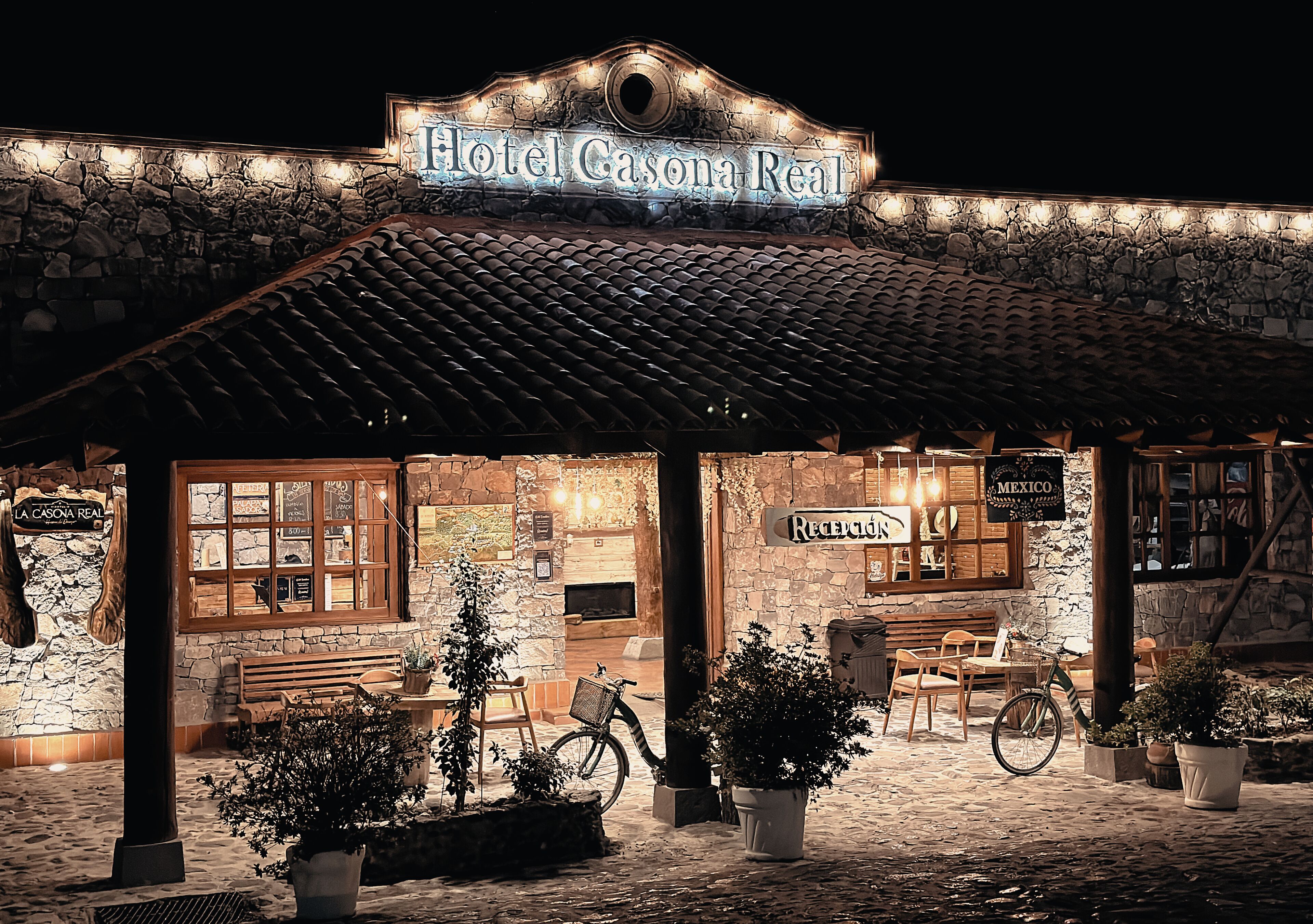 供应早餐、午餐和晚餐