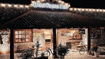 Breakfast, lunch and dinner served