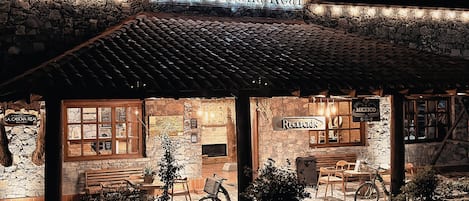 Breakfast, lunch and dinner served