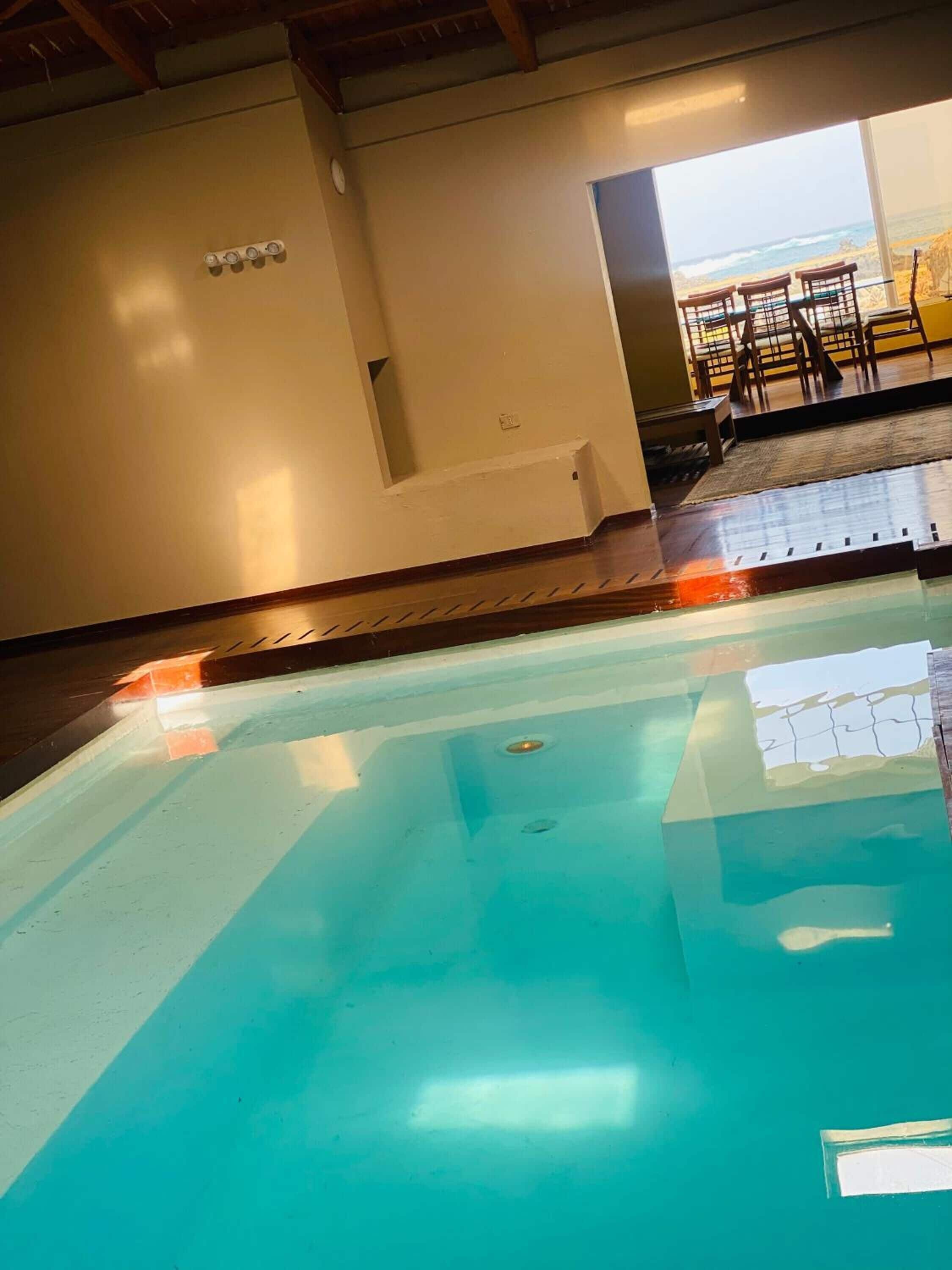 Innendørsbasseng og solsenger