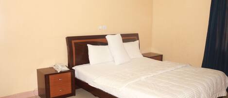 Deluxe-huone, 1 parisänky, tupakointi kielletty | Ilmainen Wi-Fi, vuodevaatteet, pääsy pyörätuolilla