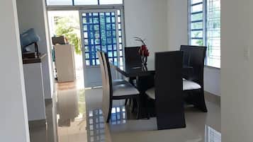 Family Villa, 4 Bedrooms, Garden View | In-room dining