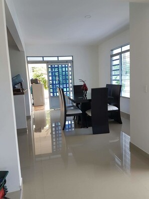 Villa Familiale, 4 chambres, vue jardin | Restauration dans la chambre