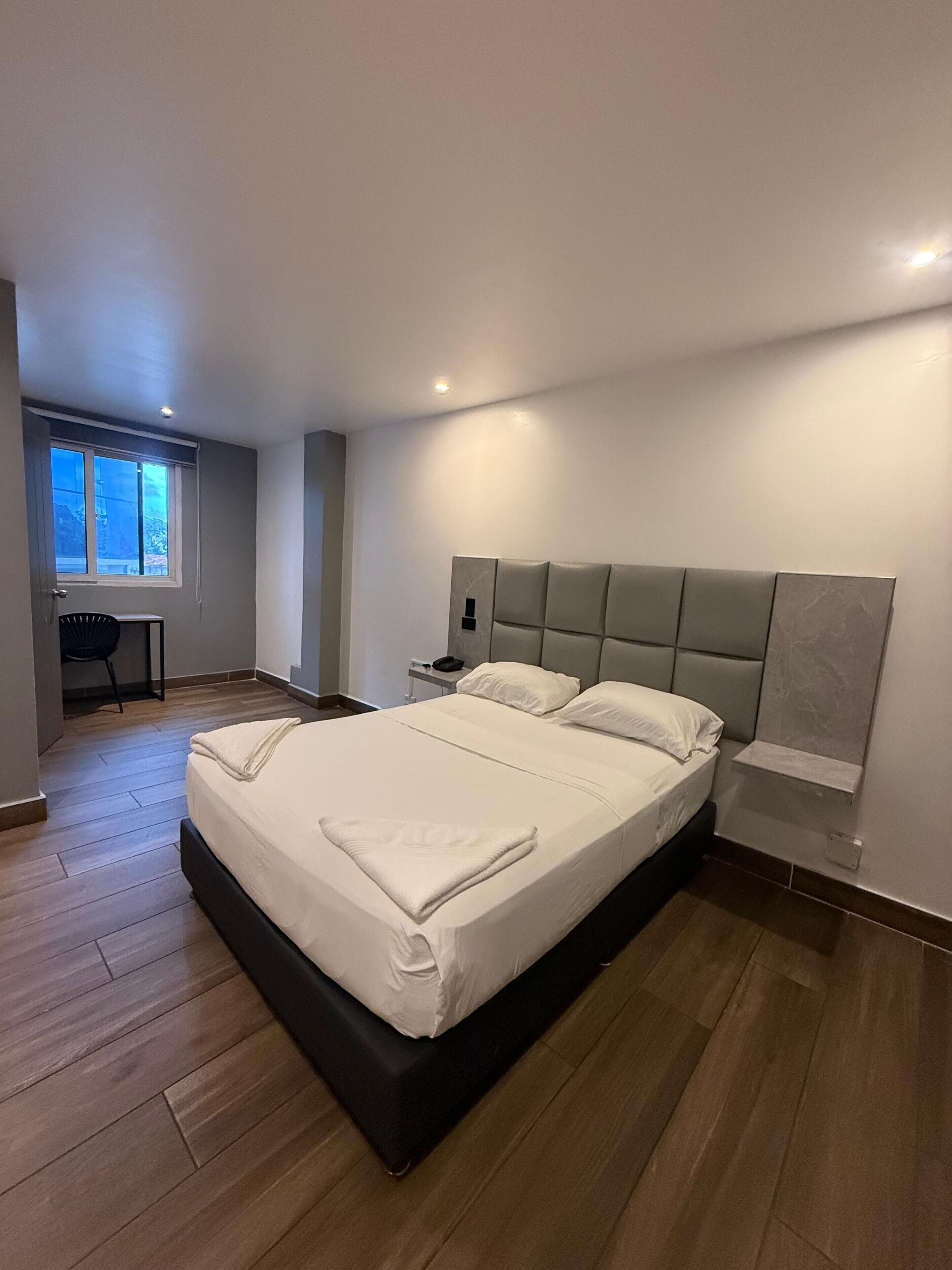 Quarto casal standard, 1 cama de casal | Escrivaninha, Wi-Fi de cortesia, roupa de cama