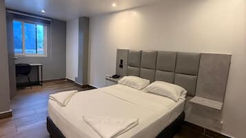 Habitación doble estándar, 1 cama matrimonial | Escritorio, wifi gratis y ropa de cama