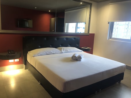 Escritorio, wifi gratis y ropa de cama