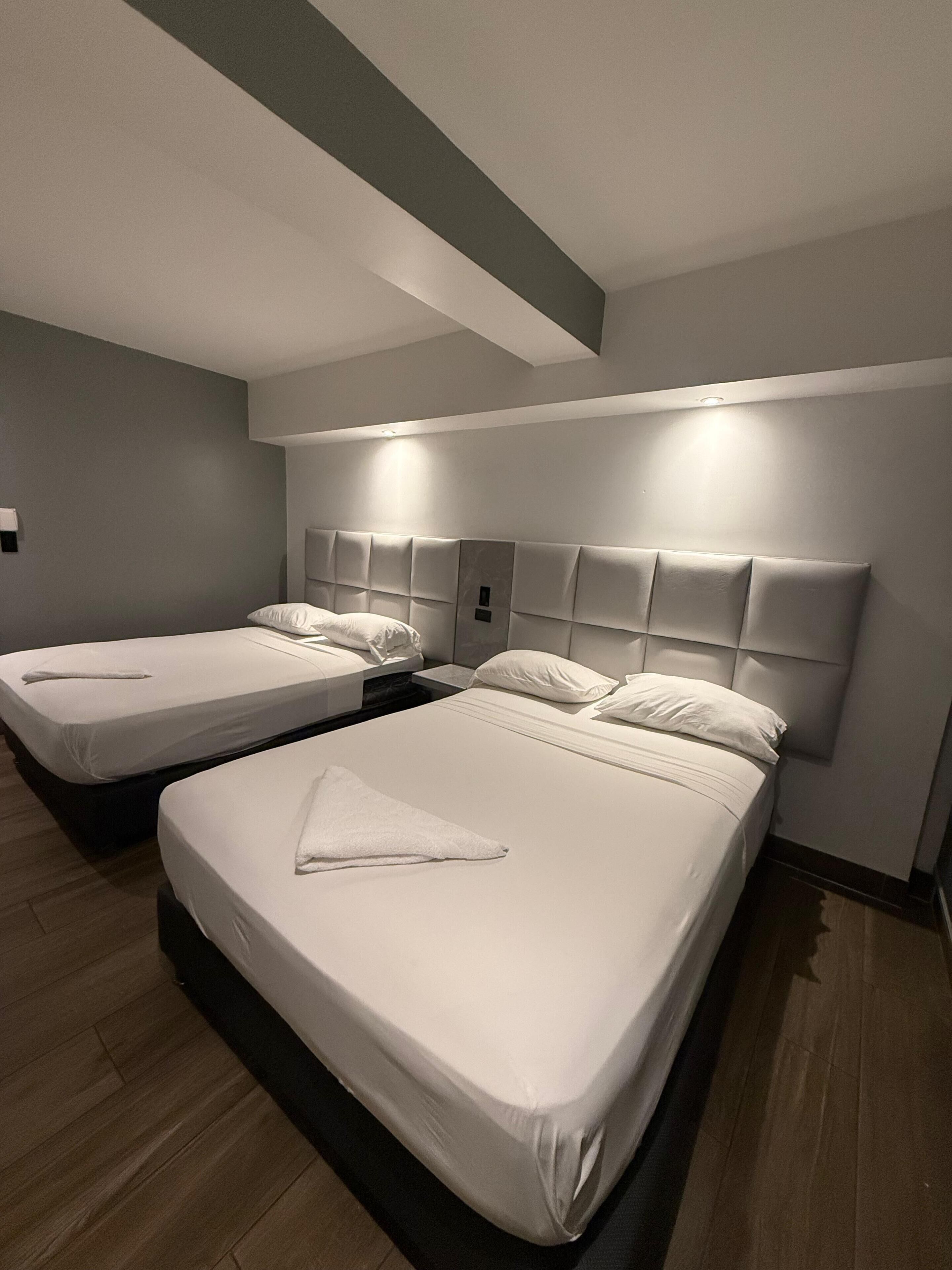 Escritorio, wifi gratis y ropa de cama 