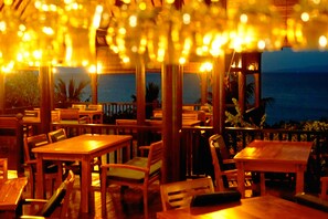 Phục vụ bữa sáng, bữa trưa, bữa tối, đặc sản địa phương 