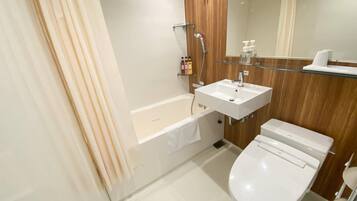 Un bagno moderno con una vasca, un lavandino e un water.