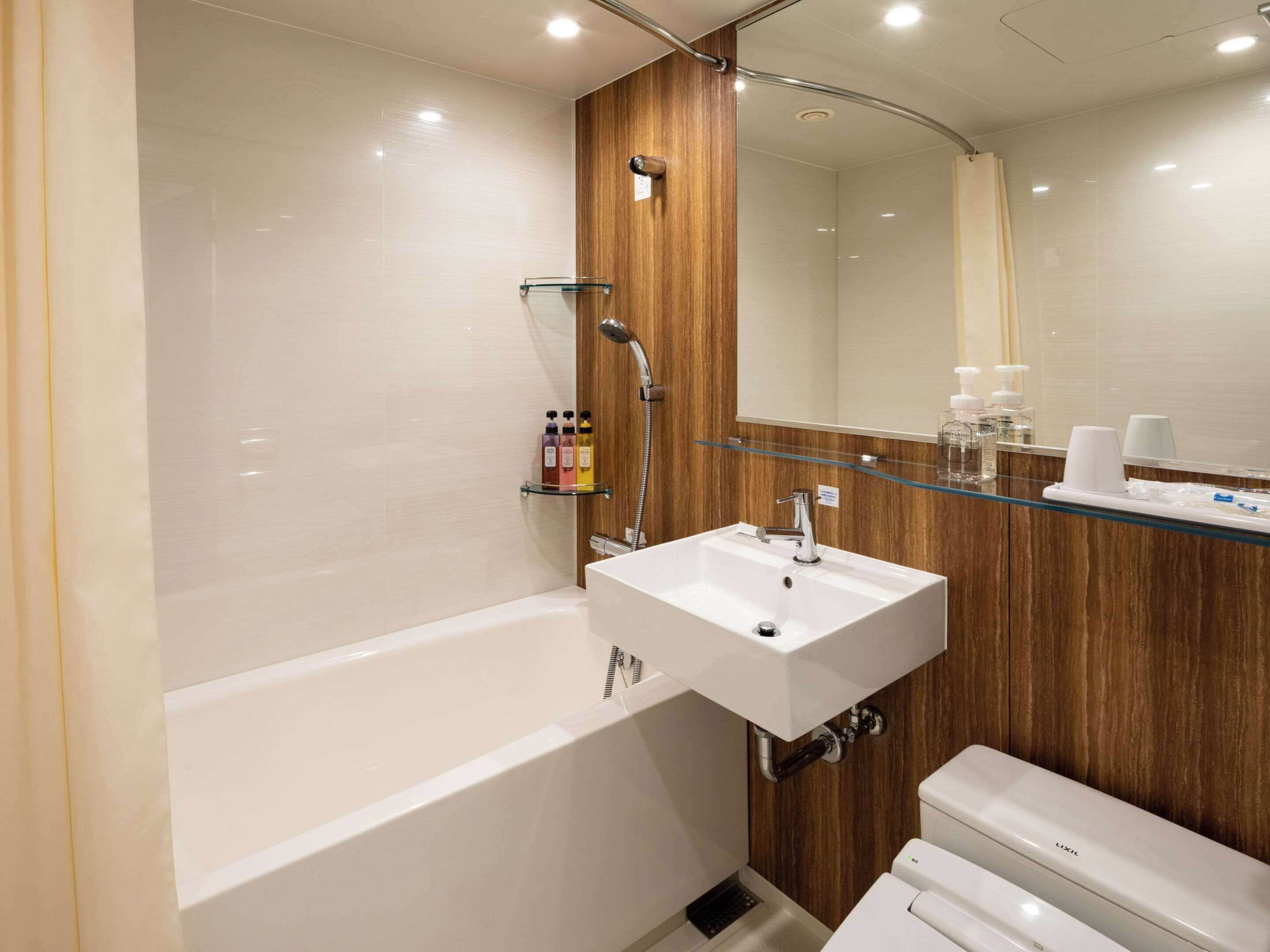 combined shower/bathtub, deep-soaking bathtub, hair dryer, slippers