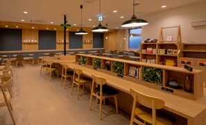 Una biblioteca moderna con muebles de madera, estanterías y zonas de lectura.