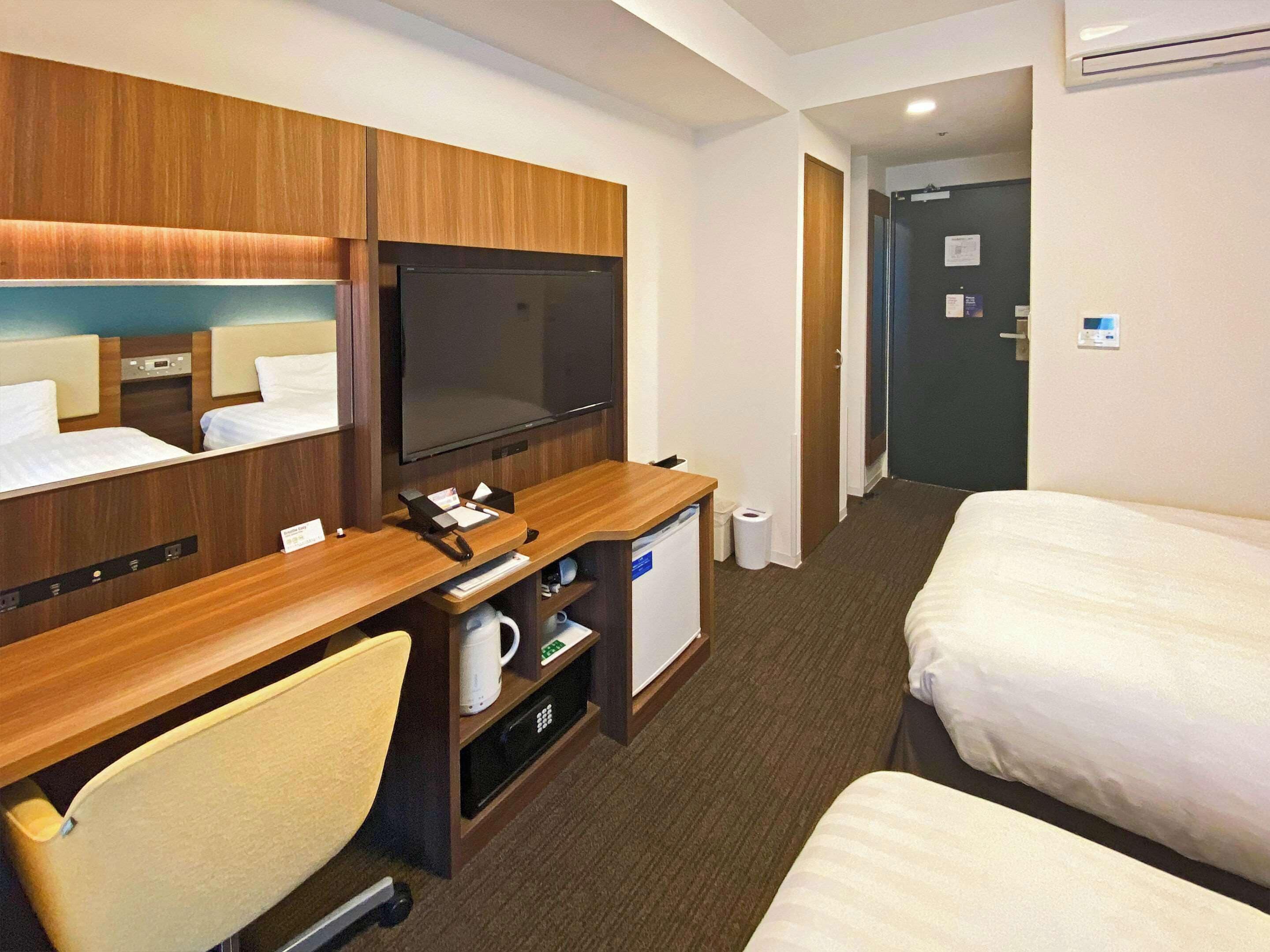 Room, Berbilang Katil, Non Smoking | Peralatan tempat tidur premium, peti besi dalam bilik, meja 