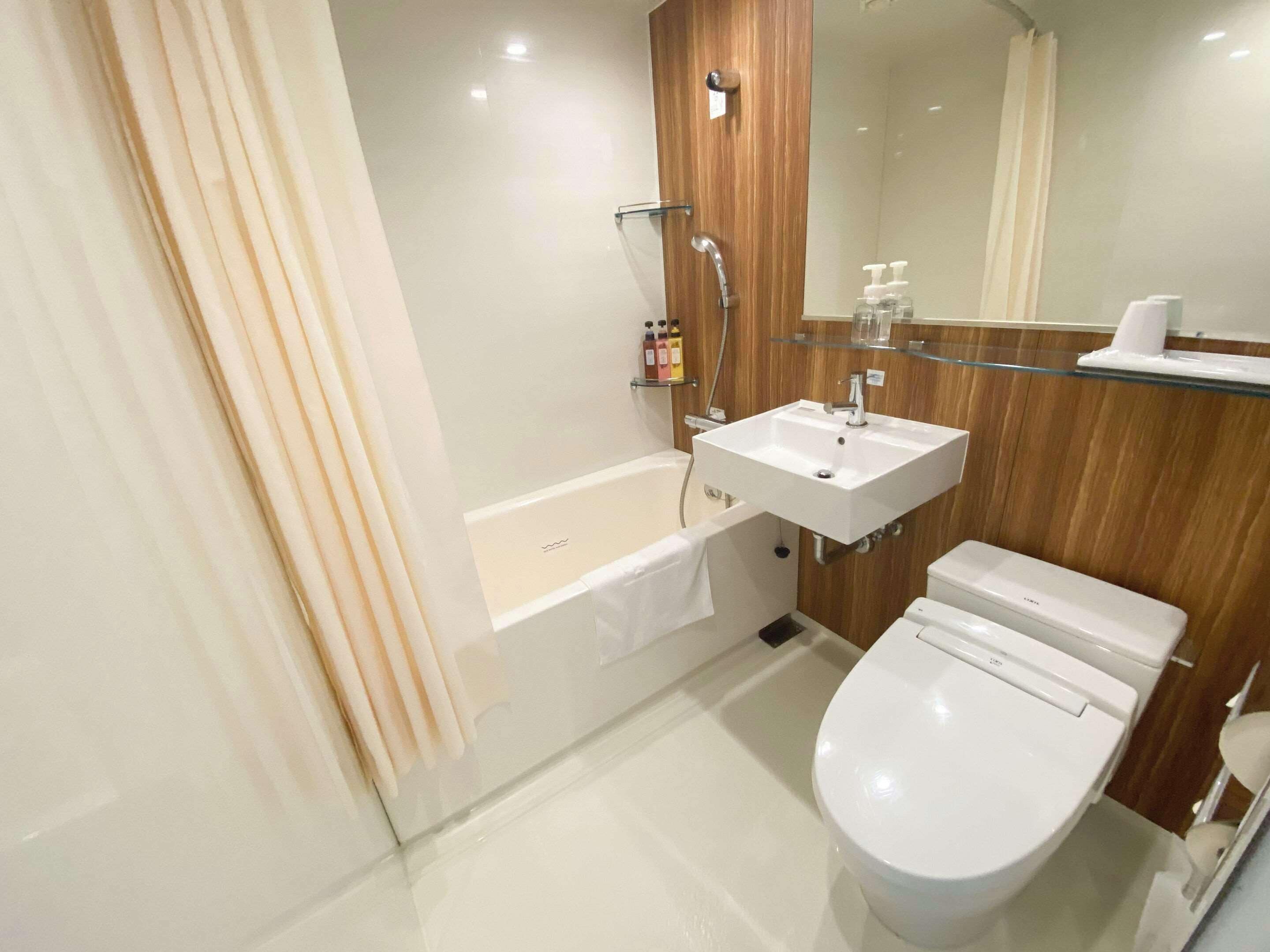 standard room, 1 double bed, non smoking | premium bedding, in-room safe, desk, blackout curtains