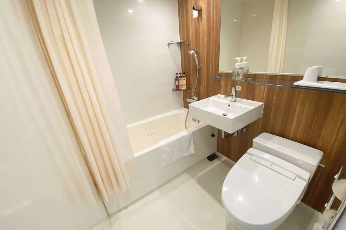 standard room, 1 double bed, non smoking | premium bedding, in-room safe, desk, blackout curtains