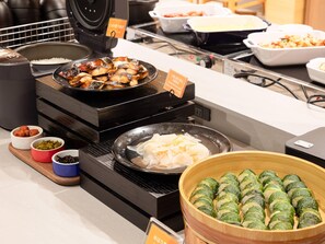 週末供應付費吃到飽自助式早餐