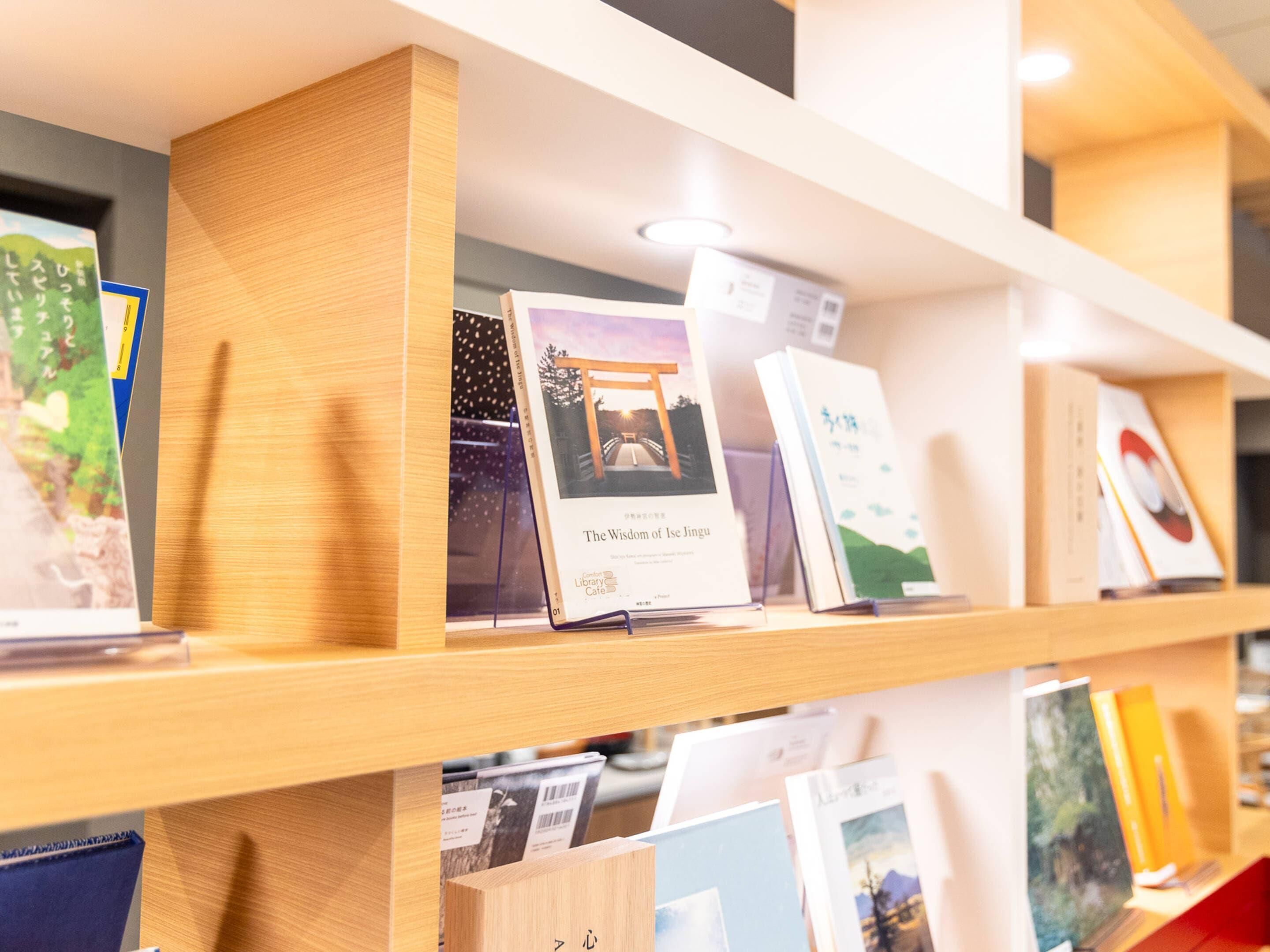 Ein Bücherregal mit verschiedenen Büchern und einer Holzpräsentationsfläche.